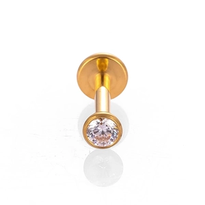 Détail macro du labret en titane F136 à dos plat avec zircon blanc serti en clos