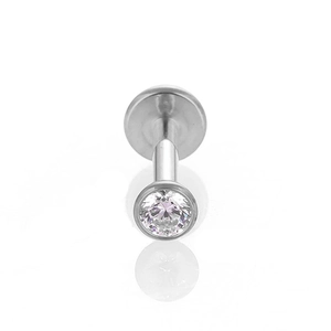 Détail macro du piercing labret en titane F136 avec zircon rond serti en clos