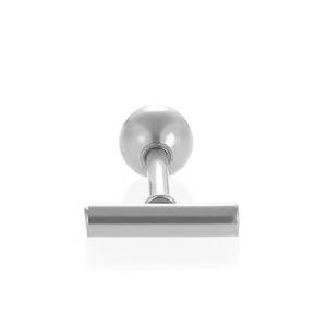 Dettaglio di un orecchino a barra a T in argento minimalista su sfondo bianco