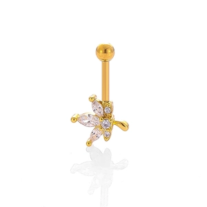 Detalle macro de piercing de ombligo dorado con diseño floral de circonitas y bola superior
