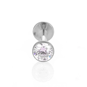 Détail macro du piercing labret en titane F136 avec oxyde de zirconium serti clos
