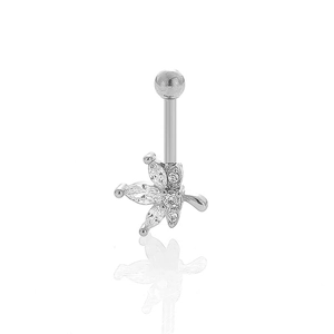 Primer plano de un piercing de oreja plateado con circonitas en forma de flor brillante