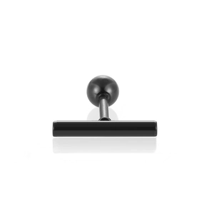 Dettaglio orecchino a barra nera a forma di T con chiusura a sfera minimalista