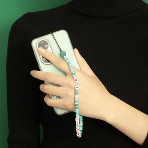 Cordino per cellulare fatto a mano con perline verdi e ciondoli LOVE su custodia