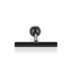 Dettaglio macro del piercing nero minimalista a forma di T con finitura lucida