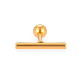 Primo piano di un orecchino a perno a T in oro lucido con design minimalista per piercing