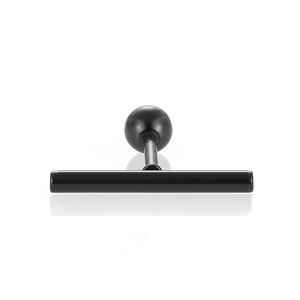 Orecchino a perno a T minimalista in metallo nero lucido con chiusura a sfera su sfondo bianco