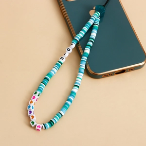 Dettaglio del laccetto per cellulare con perline color verde acqua e lettere LOVE incise