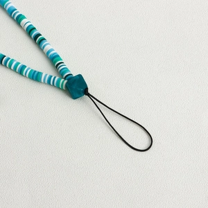 Dettaglio del laccetto per cellulare con perline blu fatte a mano e passante resistente