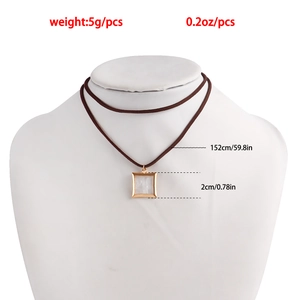 Choker de terciopelo ajustable con colgante cuadrado de nácar y marco dorado