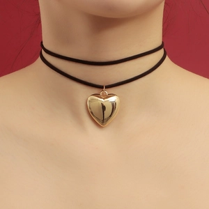 Collar gargantilla negra de doble capa con colgante de corazón dorado pulido en modelo