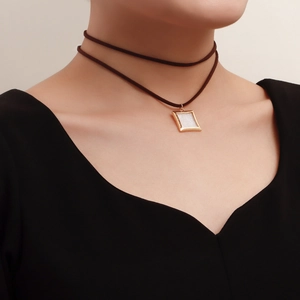 Collar gargantilla de terciopelo marrón de doble capa con colgante cuadrado de nácar dorado