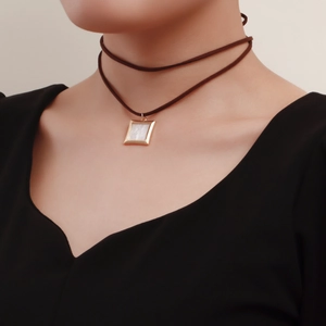 Choker de terciopelo de doble capa con un colgante cuadrado de nácar y borde dorado
