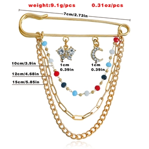 Dimensions détaillées de la broche dorée à chaînes multiples avec pendentif papillon