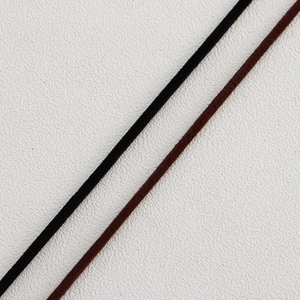 Primer plano de cordones de ante sintético negro y marrón para manualidades de joyas