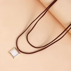 Collar minimalista con colgante cuadrado de nácar y cordón de terciopelo marrón sobre naranja