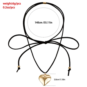 Detalle de colgante de corazón dorado de 3,0 cm con cordón de terciopelo de 140 cm