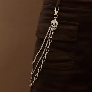 Dettaglio catena da vita punk argento con ciondolo a forma di teschio con strass lucidi