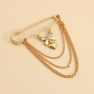 Gros plan sur une broche dorée multi-chaînes avec pendentif cœur et nœud en zircon