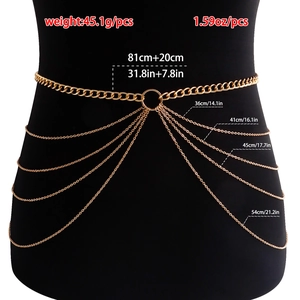 Chaîne de corps dorée multicouche avec pompons en forme de U sur présentoir noir