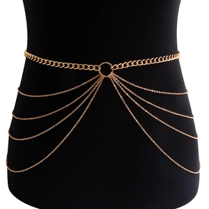 Détail d'une chaîne de taille dorée multicouche avec anneau central sur mannequin noir