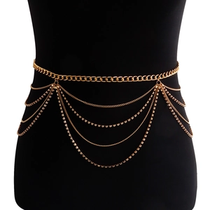 Détail de la chaîne de taille dorée multicouche avec strass et motif ondulé sur mannequin noir