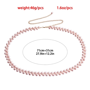 Vista dettagliata della catena da corpo con perle rosa con misure e chiusura regolabile oro