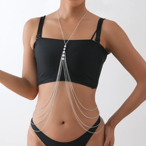 Détail d'une chaîne de corps argentée multicouche avec perles blanches sur un mannequin