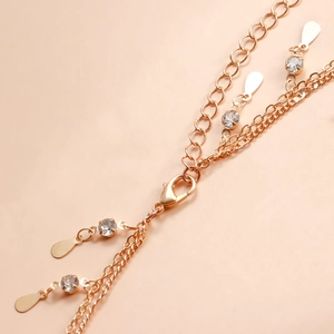 Détails de la chaîne de corps dorée avec strass clairs et pendentifs en forme de goutte