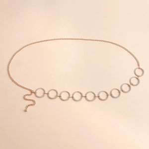 Dettaglio catena in vita oro rosa con cerchi in cristallo e catena in metallo regolabile