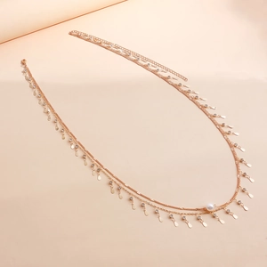 Chaîne de taille dorée multicouche avec pendentifs goutte d'eau et perle blanche élégante