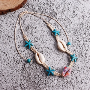 Cavigliera artigianale con conchiglie, stelle marine blu e corda stile bohémien