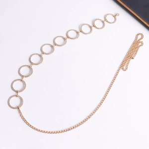 Dettaglio catena da vita dorata con grandi anelli circolari decorati con strass lucenti