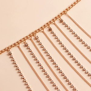 Detailed view of the sparkling gold fringe body chain with rhinestone tassels for parties