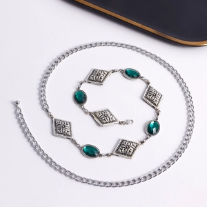 Dettaglio catena corpo argento vintage con pietre verde smeraldo e motivi a rombo
