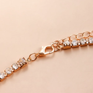 Macro di una catena da vita dorata con strass con chiusura a moschettone e catenella finale