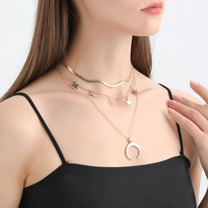 Collana dorata a tre strati con catena a serpente, pendenti a stella e mezzaluna chic