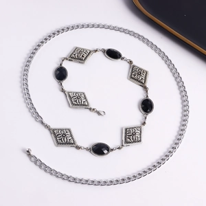 Catena da vita in metallo argento con placche floreali a rombo e gemme nere sfaccettate