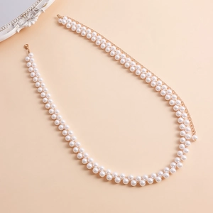 Dettaglio di elegante catena per il corpo a doppia fila di perle con chiusura dorata