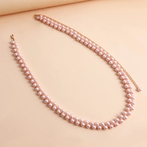Dettaglio della catena in perle rosa con doppia fila intrecciata e chiusura dorata