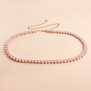 Dettaglio della catena da vita a due file di perle rosa con catenella dorata regolabile