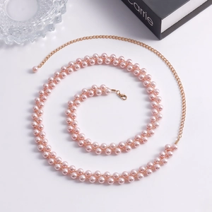 Dettaglio della catena in perle rosa con estensione in metallo dorato e chiusura a moschettone