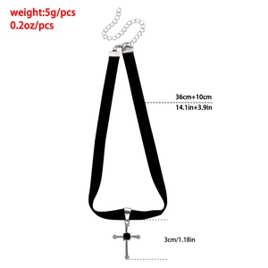 Choker gotico in nastro nero con pendente a croce e misure su sfondo bianco neutro