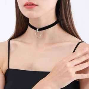 Collana choker nastro nero con ciondolo a cuore in filo spinato argentato