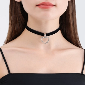 Dettaglio del choker in nastro nero con ciondolo a cuore in filo spinato argento