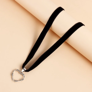 Choker gotico in velluto nero con ciondolo a cuore spinoso in argento per stile punk
