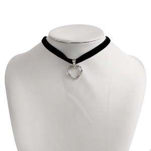Dettaglio del choker a nastro nero con ciondolo a cuore in filo spinato argentato