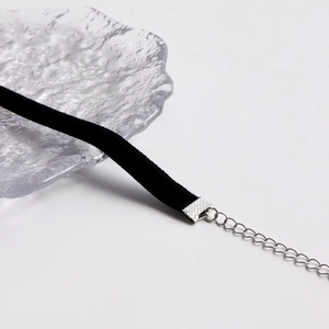 Dettaglio del girocollo in velluto nero con chiusura in metallo argento regolabile