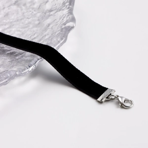Dettaglio choker in velluto nero con chiusura a moschettone argento e clip in metallo