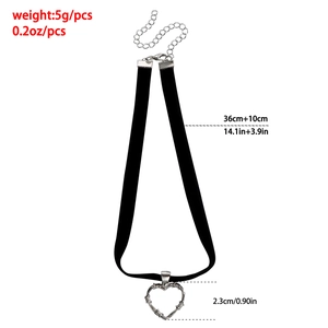 Choker punk in velluto nero con pendente a cuore in filo d'argento e misure incluse